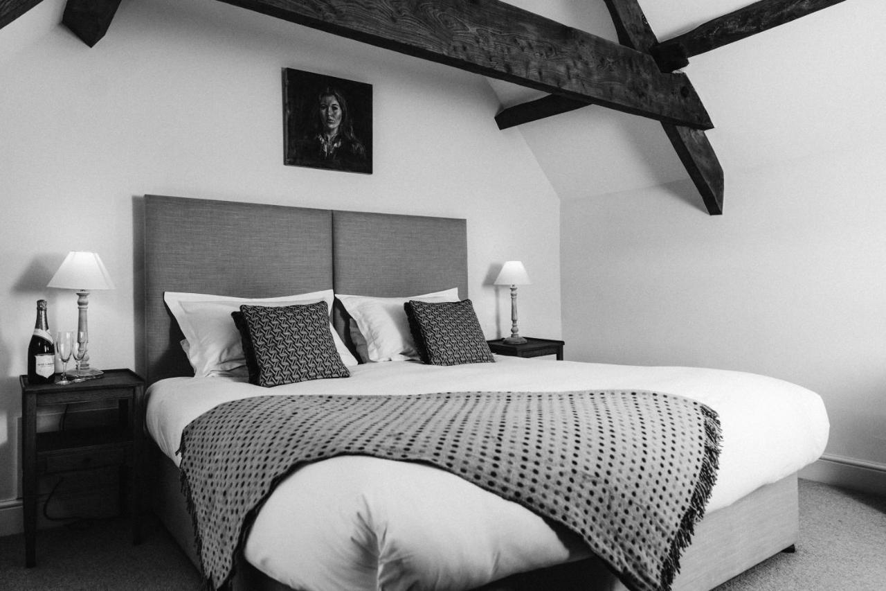 Cat And Custard Pot Inn Shipton Moyne Exterior photo