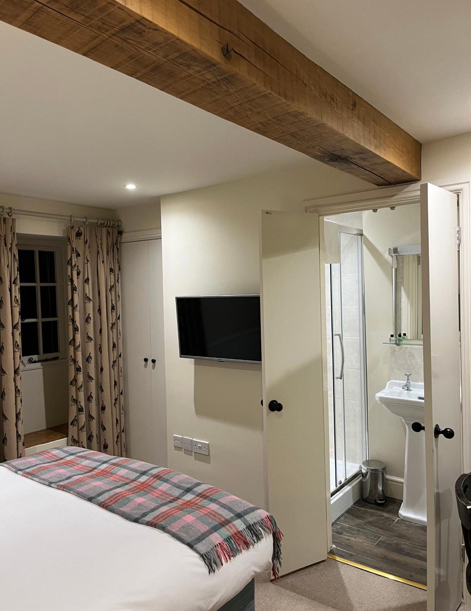 Cat And Custard Pot Inn Shipton Moyne Room photo